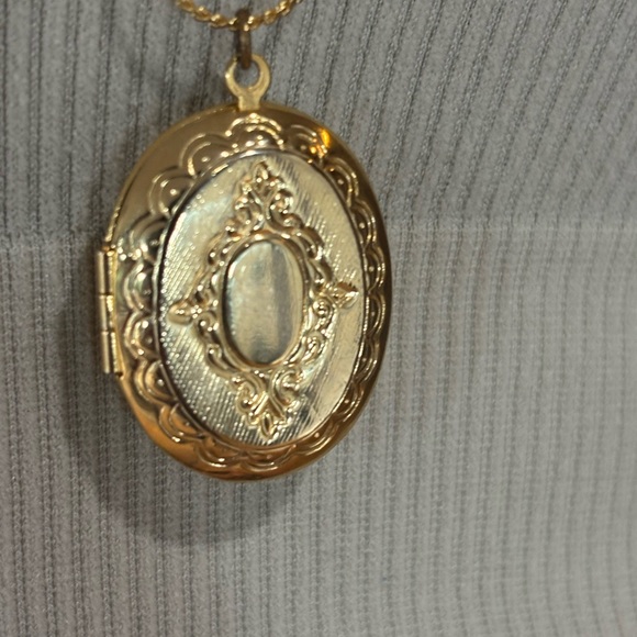 Vintage-Inspired Gold Locket Necklace - Picture 1 of 9